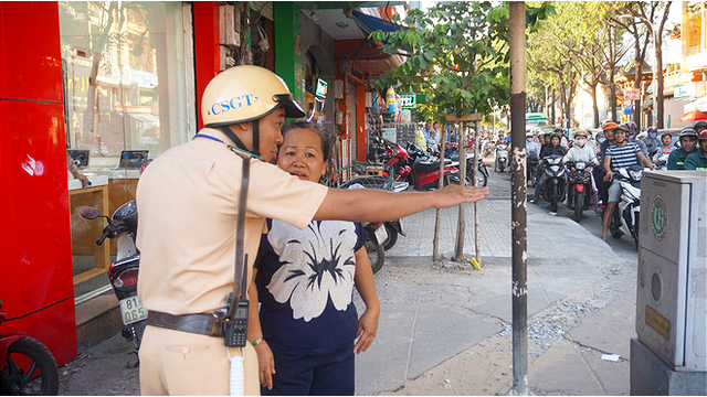  Nhiều người Sài Gòn không biết đi bộ sai luật có thể bị phạt tù đến 15 năm  - Ảnh 8.