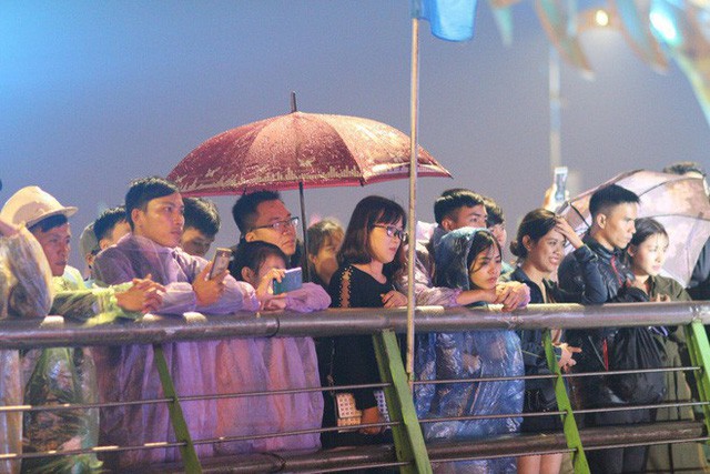 Chùm ảnh: Người dân Đà Nẵng và Sài Gòn mãn nhãn trước loạt pháo hoa đẹp rực rỡ mừng năm mới 2018 - Ảnh 9. Chùm ảnh: Người dân Đà Nẵng và Sài Gòn mãn nhãn trước loạt pháo hoa đẹp rực rỡ mừng năm mới 2018 - Ảnh 9.