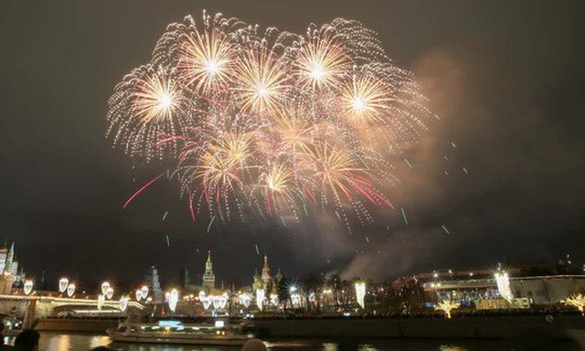 Châu Âu bắn pháo hoa chào năm 2018 - Ảnh 10. Châu Âu bắn pháo hoa chào năm 2018 - Ảnh 10.