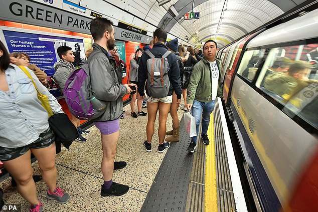 Hàng trăm người London nô nức rủ nhau không mặc quần đi tàu điện ngầm - Ảnh 2.
