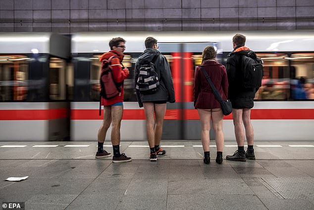 Hàng trăm người London nô nức rủ nhau không mặc quần đi tàu điện ngầm - Ảnh 3.