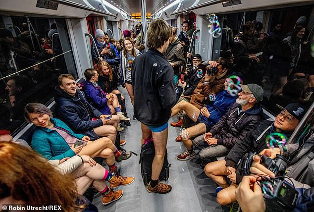 Hàng trăm người London nô nức rủ nhau không mặc quần đi tàu điện ngầm - Ảnh 5.