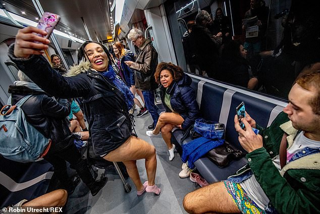 Hàng trăm người London nô nức rủ nhau không mặc quần đi tàu điện ngầm - Ảnh 6.