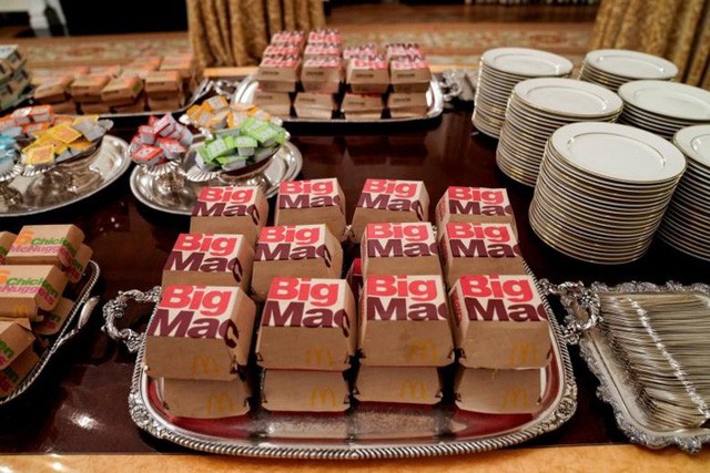 Cận cảnh bữa tiệc đồ ăn nhanh ở Nhà Trắng khi chính phủ Mỹ đóng cửa - Ảnh 1.