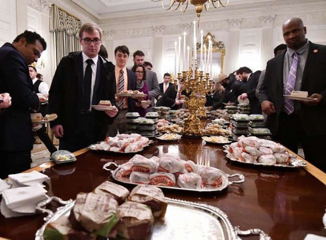 Cận cảnh bữa tiệc đồ ăn nhanh ở Nhà Trắng khi chính phủ Mỹ đóng cửa - Ảnh 11.