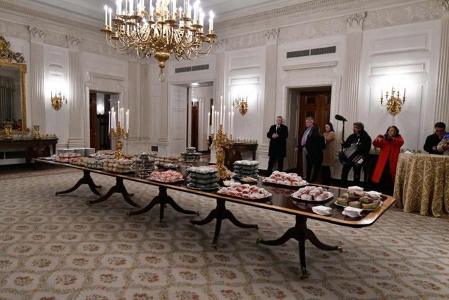 Cận cảnh bữa tiệc đồ ăn nhanh ở Nhà Trắng khi chính phủ Mỹ đóng cửa - Ảnh 13.