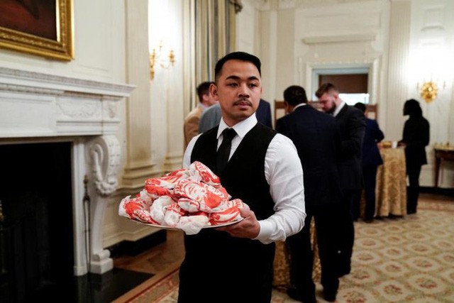 Cận cảnh bữa tiệc đồ ăn nhanh ở Nhà Trắng khi chính phủ Mỹ đóng cửa - Ảnh 14.
