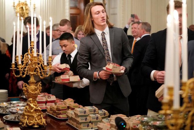 Cận cảnh bữa tiệc đồ ăn nhanh ở Nhà Trắng khi chính phủ Mỹ đóng cửa - Ảnh 2.