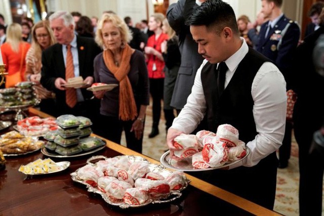 Cận cảnh bữa tiệc đồ ăn nhanh ở Nhà Trắng khi chính phủ Mỹ đóng cửa - Ảnh 7.