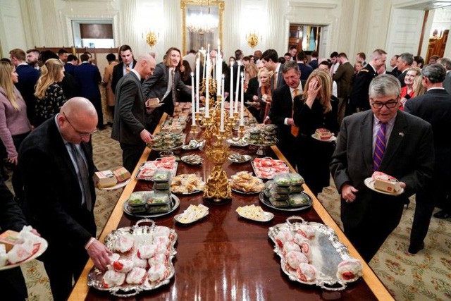 Cận cảnh bữa tiệc đồ ăn nhanh ở Nhà Trắng khi chính phủ Mỹ đóng cửa - Ảnh 9.