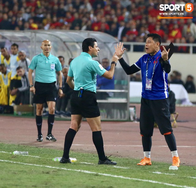  Nóng: Trọng tài cực gắt, từng rút mưa thẻ tại chung kết lượt về AFF Cup 2018, cầm còi trận Việt Nam - Jordan  - Ảnh 2.