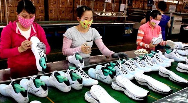  Khoảng 1 tỉ đôi giày được làm tại Việt Nam với giá 15 USD/đôi  - Ảnh 1.