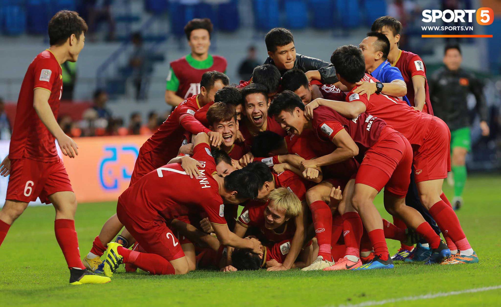 Thủ môn Bùi Tiến Dũng đã trở thành niềm tự hào của đội tuyển Việt Nam với nhiều pha cứu thua xuất sắc. Hãy cùng xem bức ảnh đầy ấn tượng về màn trình diễn của anh ấy trong trận đấu nảy lửa này.