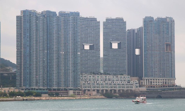  Giải mã những lỗ thủng bí ẩn giữa các tòa nhà chọc trời ở Hong Kong  - Ảnh 2.