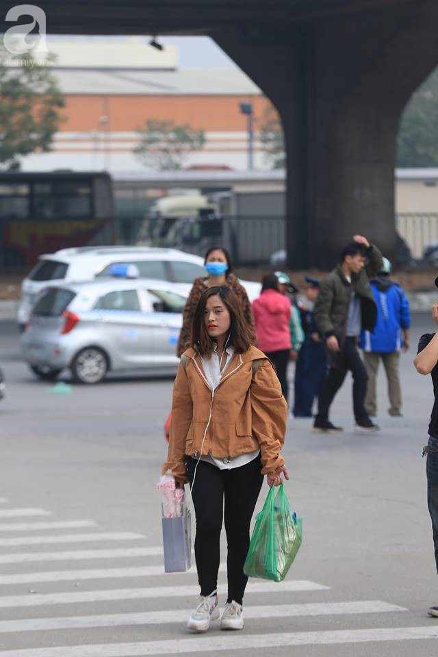 Hà Nội: Người dân bắt đầu ùn ùn rời khỏi Thủ đô về quê nghỉ Tết Nguyên đán 2019 - Ảnh 7.