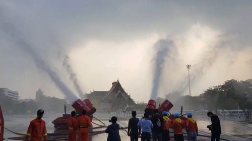 Bangkok mịt mù khói bụi, hơn 400 trường học đóng cửa - Ảnh 1. Bangkok mịt mù khói bụi, hơn 400 trường học đóng cửa - Ảnh 1.