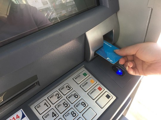  Hơn 25 triệu thẻ ATM phải chuyển sang thẻ chip vào cuối năm nay  - Ảnh 1.