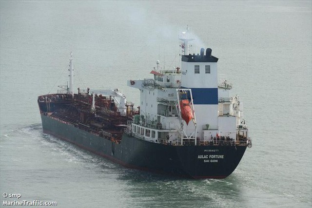  [NÓNG] Tàu chở dầu Việt Nam bốc cháy dữ dội ngoài khơi Hong Kong, có người thiệt mạng  - Ảnh 2.