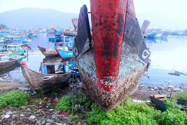 Ngổn ngang nghĩa địa tàu cá xả bản ở Đà Nẵng - Ảnh 1.