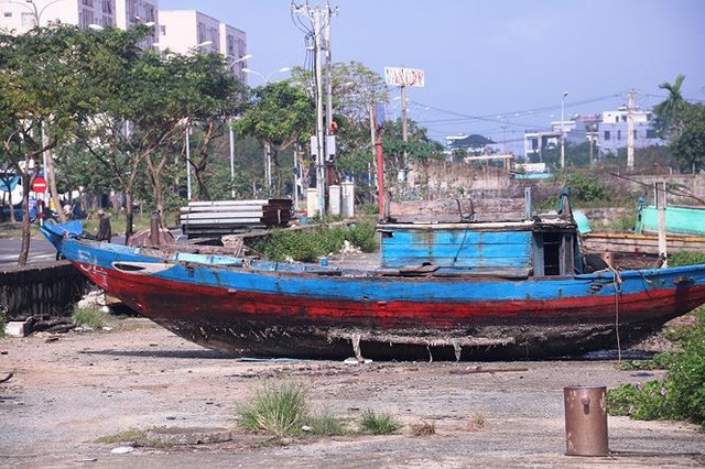 Ngổn ngang nghĩa địa tàu cá xả bản ở Đà Nẵng - Ảnh 6.