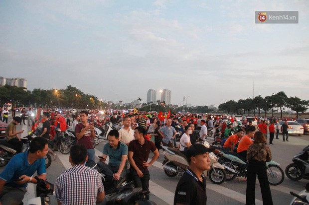 Hàng ngàn CĐV cháy hết mình cùng chảo lửa Mỹ Đình trong trận đấu bóng Việt Nam gặp Malaysia - Ảnh 1.