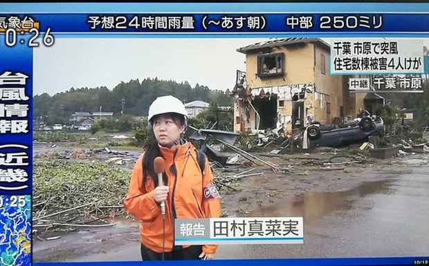 Siêu bão Hagibis tiếp cận Nhật Bản: Nhiều khu vực bị mất điện, các nơi bị nhấn chìm trong biển nước, lốc xoáy nguy hiểm đã xuất hiện khiến giao thông tê liệt - Ảnh 2.
