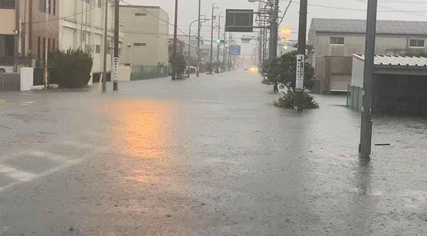 Siêu bão Hagibis tiếp cận Nhật Bản: Nhiều khu vực bị mất điện, các nơi bị nhấn chìm trong biển nước, lốc xoáy nguy hiểm đã xuất hiện khiến giao thông tê liệt - Ảnh 5.