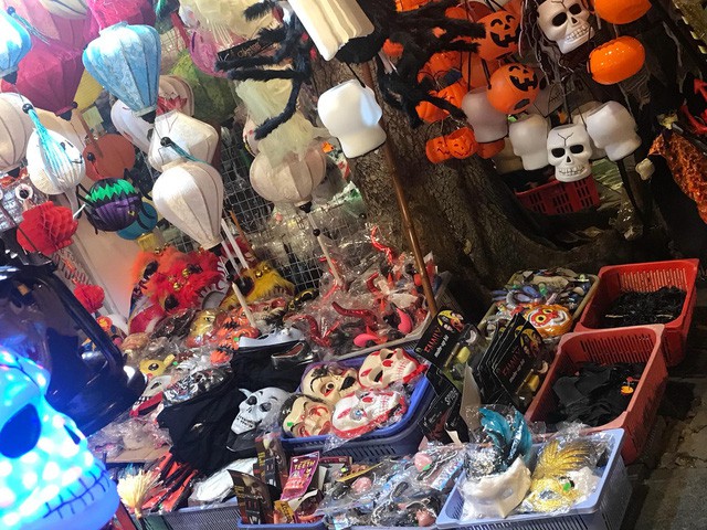  Đồ chơi ma quỷ tràn ngập phố trước ngày Halloween, người dân đổ xô đi mua sắm  - Ảnh 2.