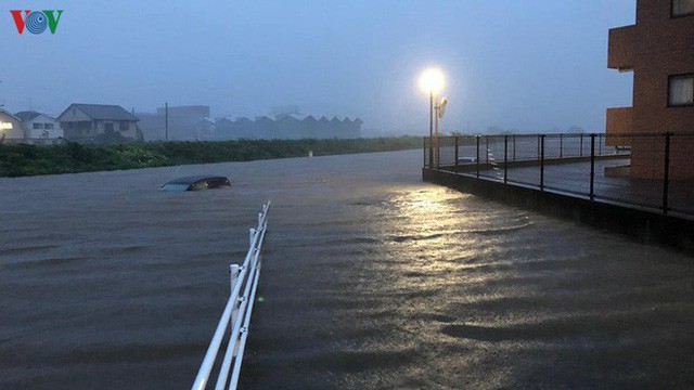  Nhật Bản sau bão Hagibis: Đường biến thành sông, nhà cửa đổ sập  - Ảnh 10.