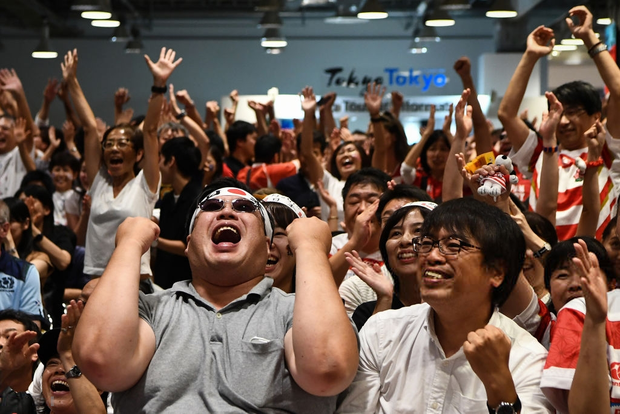 Khoảnh khắc xúc động: Ngay khi Quốc ca vang lên, tuyển Nhật Bản cùng các fan bật khóc vì thương đồng bào phải chống chịu siêu bão Hagibis - Ảnh 4.