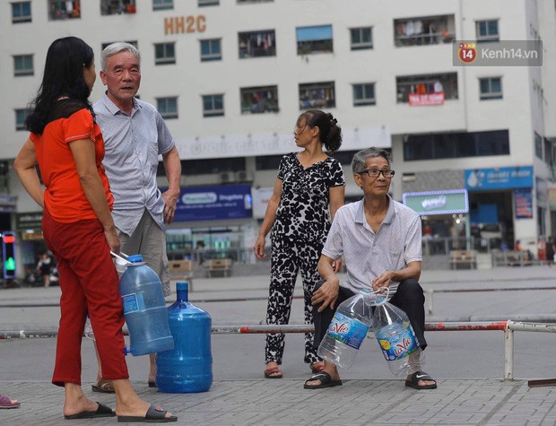  Ảnh, clip: Người dân chung cư HH Linh Đàm tiếp tục xếp hàng nhận nước sạch miễn phí, mòn mỏi chờ kết quả giám định nguồn nước có mùi lạ  - Ảnh 2.
