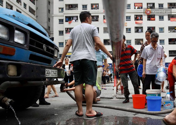  Ảnh, clip: Người dân chung cư HH Linh Đàm tiếp tục xếp hàng nhận nước sạch miễn phí, mòn mỏi chờ kết quả giám định nguồn nước có mùi lạ  - Ảnh 5.