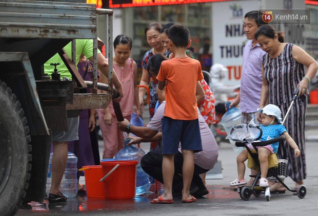  Ảnh, clip: Người dân chung cư HH Linh Đàm tiếp tục xếp hàng nhận nước sạch miễn phí, mòn mỏi chờ kết quả giám định nguồn nước có mùi lạ  - Ảnh 7.