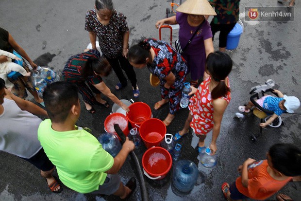  Ảnh, clip: Người dân chung cư HH Linh Đàm tiếp tục xếp hàng nhận nước sạch miễn phí, mòn mỏi chờ kết quả giám định nguồn nước có mùi lạ  - Ảnh 8.