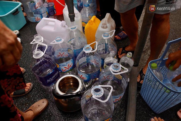  Ảnh, clip: Người dân chung cư HH Linh Đàm tiếp tục xếp hàng nhận nước sạch miễn phí, mòn mỏi chờ kết quả giám định nguồn nước có mùi lạ  - Ảnh 9.