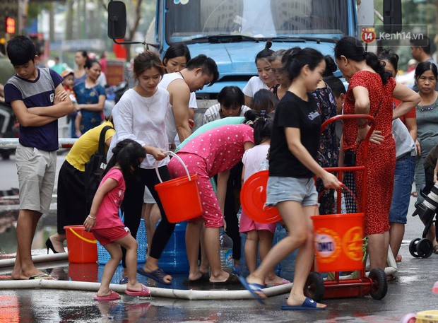  Ảnh, clip: Người dân chung cư HH Linh Đàm tiếp tục xếp hàng nhận nước sạch miễn phí, mòn mỏi chờ kết quả giám định nguồn nước có mùi lạ  - Ảnh 10.