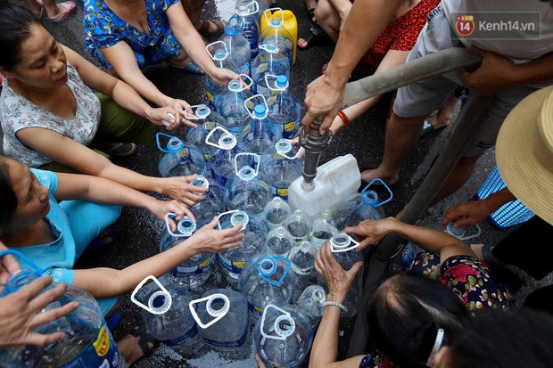  Ảnh, clip: Người dân chung cư HH Linh Đàm tiếp tục xếp hàng nhận nước sạch miễn phí, mòn mỏi chờ kết quả giám định nguồn nước có mùi lạ  - Ảnh 11.