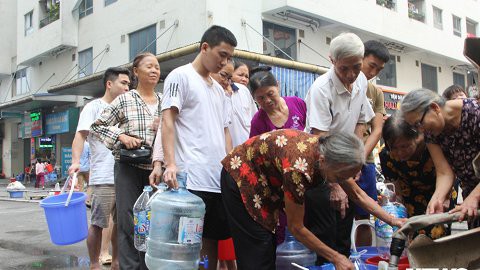 Nước sạch được cấp lại, dân vẫn kéo đi mua nước đóng chai về dùng - Ảnh 12. Nước sạch được cấp lại, dân vẫn kéo đi mua nước đóng chai về dùng - Ảnh 12.