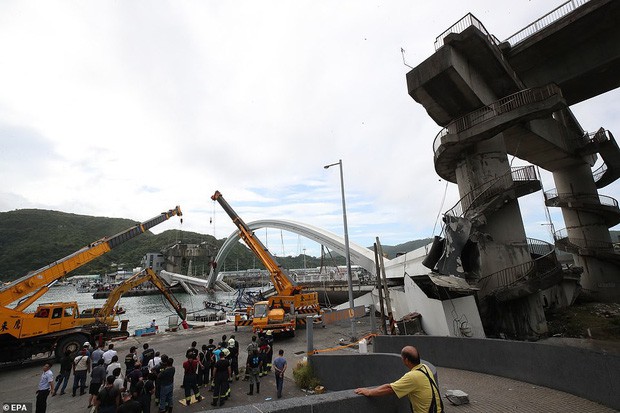 Khoảnh khắc kinh hoàng khi cây cầu dài 140m ở Đài Loan sụp đổ trong tíc tắc, khiến hàng chục người bị thương và mất tích - Ảnh 5.