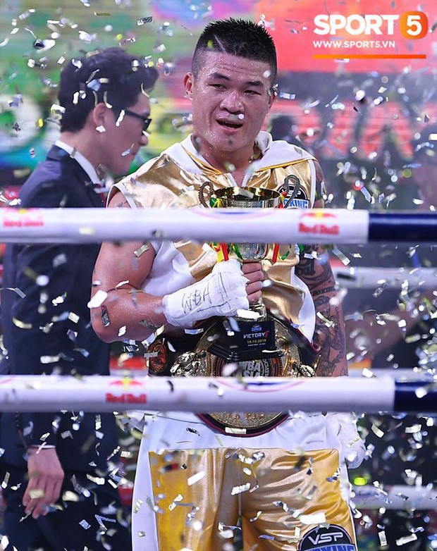  Xúc động khoảnh khắc Trương Đình Hoàng chính thức đeo lên người chiếc đai lịch sử, làm rạng danh boxing Việt tới toàn thế giới - Ảnh 3.