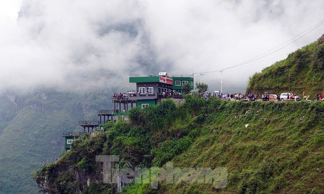 Hàng ngàn du khách check in ở Panorama Mã Pì Lèng giữa lúc đình chỉ hoạt động - Ảnh 1.