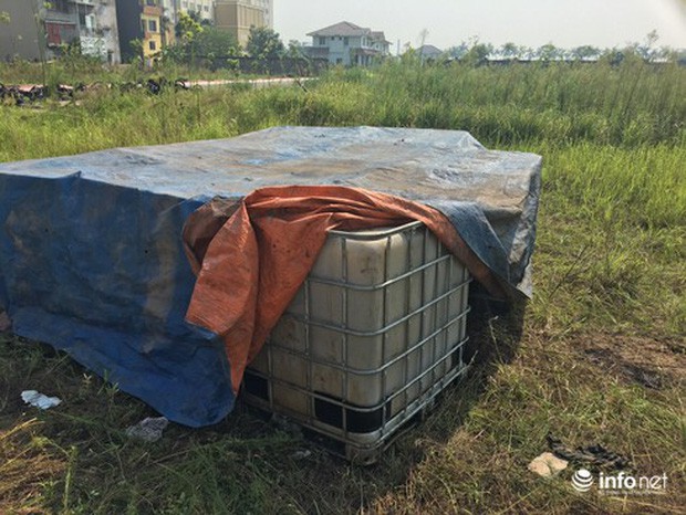 Vụ đổ dầu thải tại Nhà máy nước sông Đà: Hé lộ một chiếc ôtô con dẫn đường cho xe tải - Ảnh 6. Vụ đổ dầu thải tại Nhà máy nước sông Đà: Hé lộ một chiếc ôtô con dẫn đường cho xe tải - Ảnh 6.