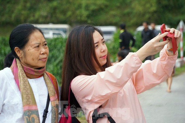 Hàng ngàn du khách check in ở Panorama Mã Pì Lèng giữa lúc đình chỉ hoạt động - Ảnh 10.