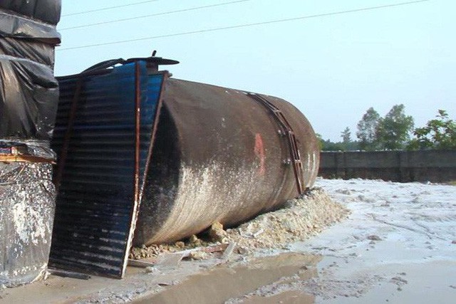  Cận cảnh nơi lưu giữ dầu thải bị tuồn ra đầu độc nước sông Đà của Công ty gốm sứ Thanh Hà  - Ảnh 14.