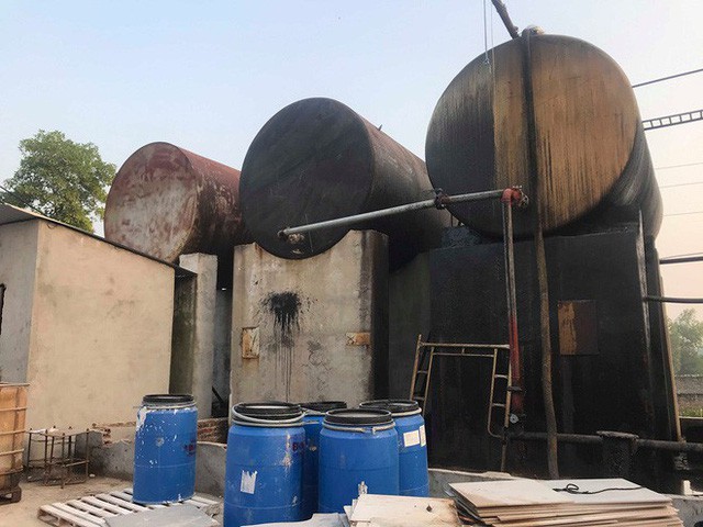  Cận cảnh nơi lưu giữ dầu thải bị tuồn ra đầu độc nước sông Đà của Công ty gốm sứ Thanh Hà  - Ảnh 15.