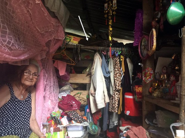 Người phụ nữ Sài Gòn một thời giàu có, 94 tuổi sống gầm cầu, bán vé số - Ảnh 4.