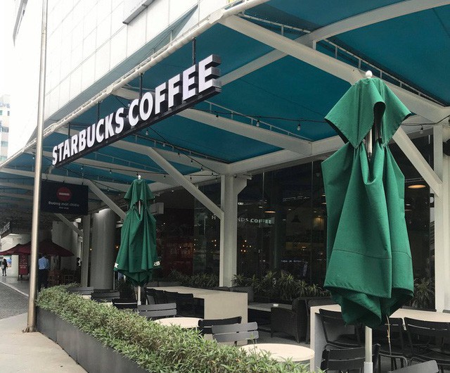Sau sự cố nước dính dầu thải, các cửa hàng của Starbucks đồng loạt mở cửa trở lại  - Ảnh 1.
