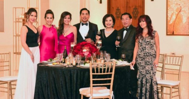 Gia tộc siêu giàu người Mỹ gốc Việt lần đầu tiên xuất hiện trong chương trình Dòng Họ Hồ của HBO - Ảnh 1.