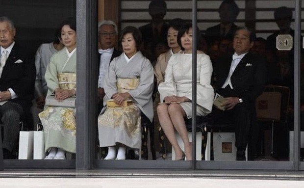 Phu nhân Thủ tướng Nhật Bản bỗng hứng búa rìu dư luận vì sai lầm nghiêm trọng trong lễ đăng quang của Nhật hoàng - Ảnh 1.