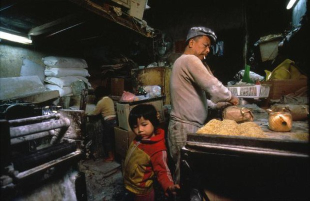 Cửu Long Thành Trại ở Hong Kong: Nơi đầy rẫy tội phạm, tệ nạn nhưng lại là mái ấm tình thương cho người già và trẻ em - Ảnh 11.